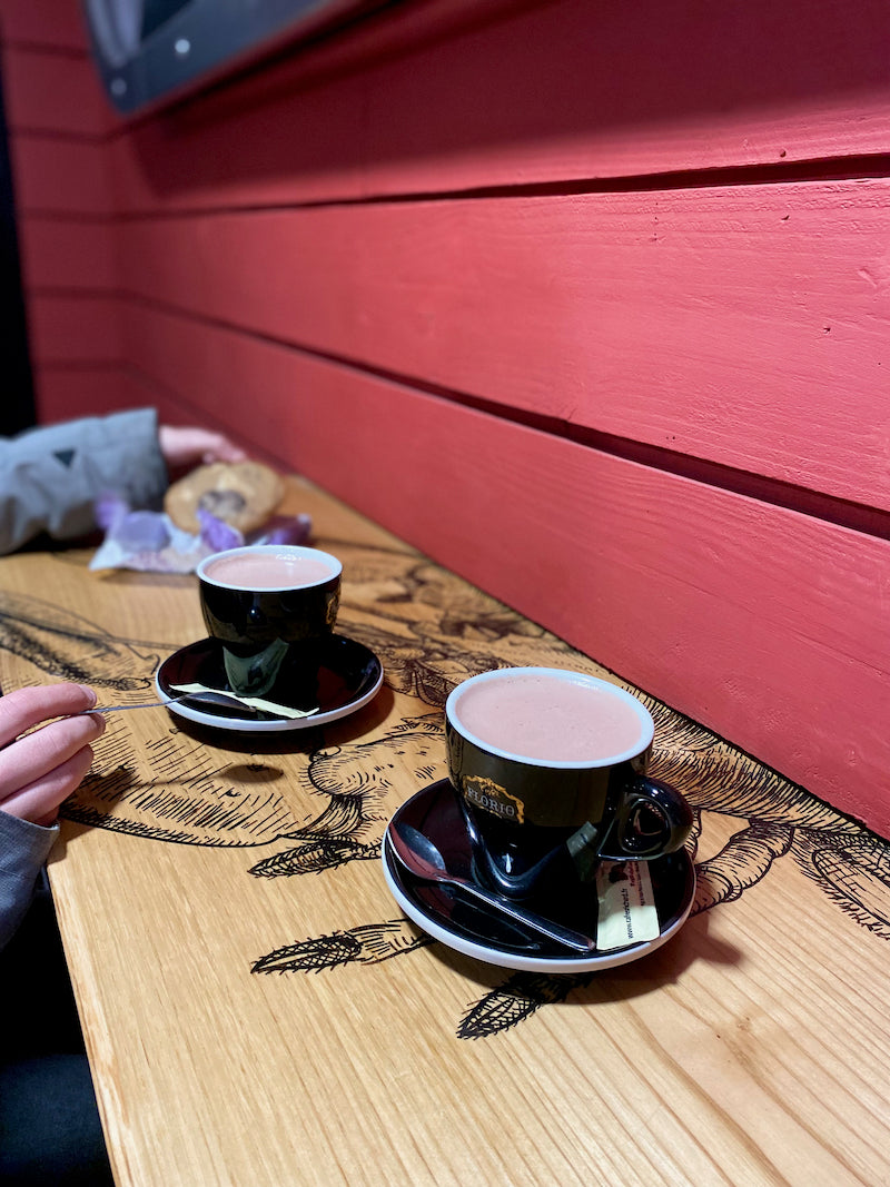 Mobilier personnalisé : Tables et comptoirs gravés